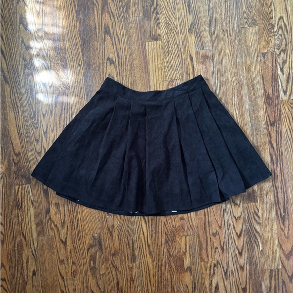 SOLD Elegant Black Skirt with White Embroidery - Picture 5 of 7